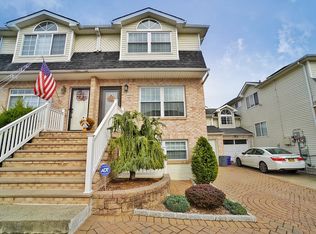 188 Darnell Ln, Staten Island, NY