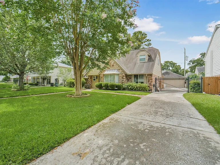 14915 Chadbourne Dr — Photo 2