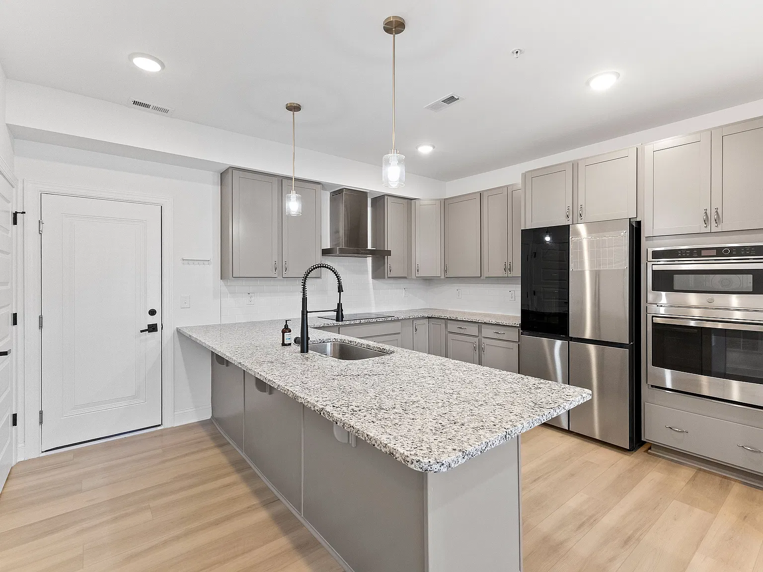 3 bed, 2.5 bath, 1576 sqft, $2,400 — Photo 2