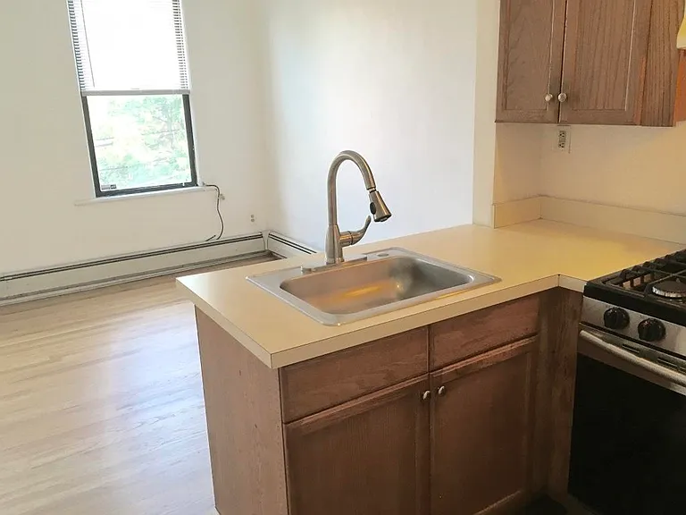283 Monmouth St — Photo 5
