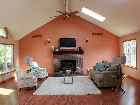 3rd image of 493 Leahy Cir