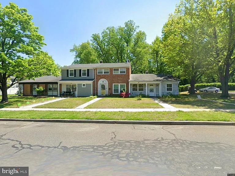 128 Rockland Dr — Photo 1