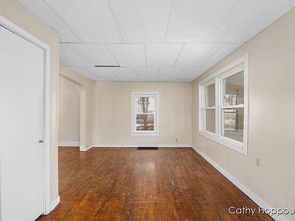 5th image of 105 E Oak St