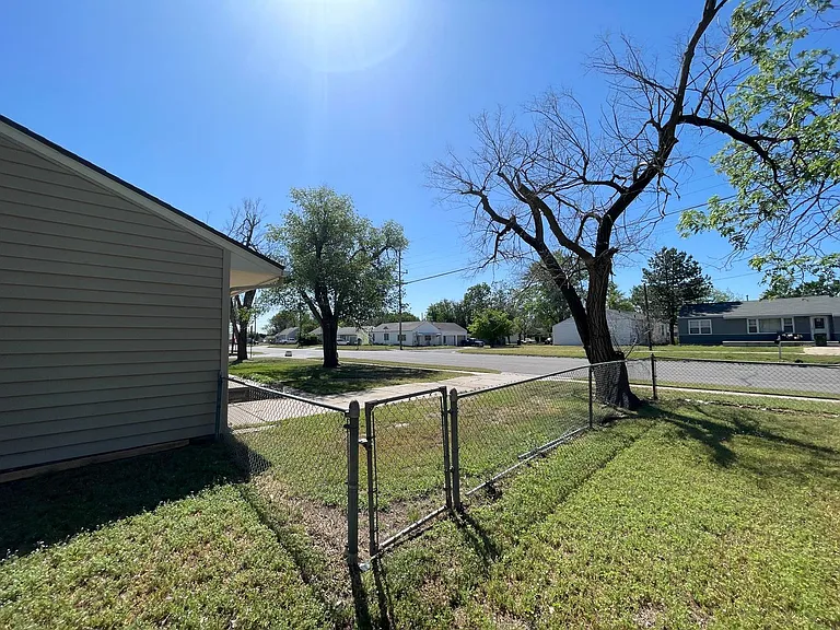 1 Lawndale Park — Photo 15