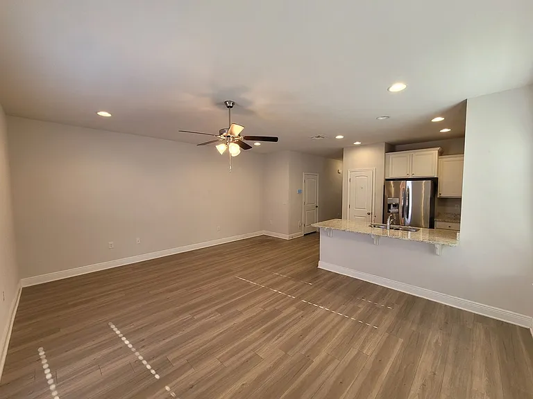 1933 Pointe Dr — Photo 3