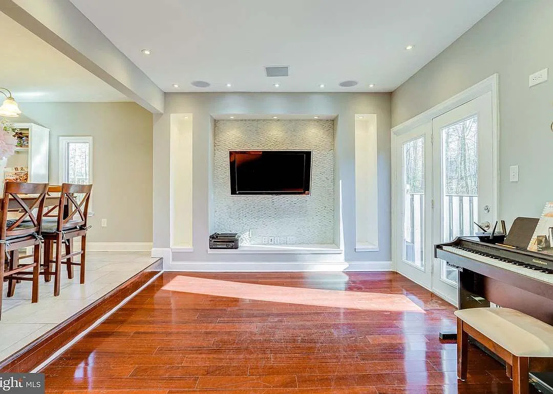 3 bed, 1134 sqft, $2,950 — Photo 3