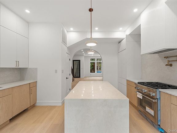 4th image of 408 Bainbridge Street