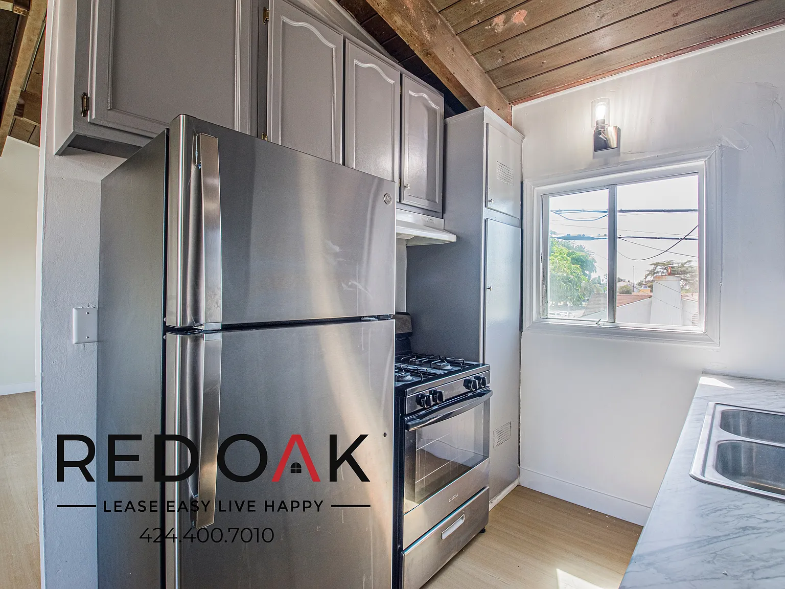 ~1 Month FREE~ Outstanding One Bedroom with Vaulted Ceilings and Included Parking Space ~ In Hyde... — Photo 2