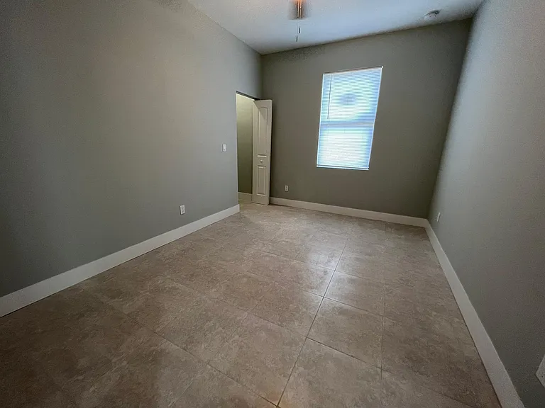 227 N East St — Photo 13
