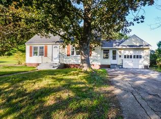 4 Gardner St, Oxford, MA 01540