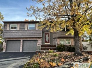 19 Heidi Dr, Fords, NJ 08863