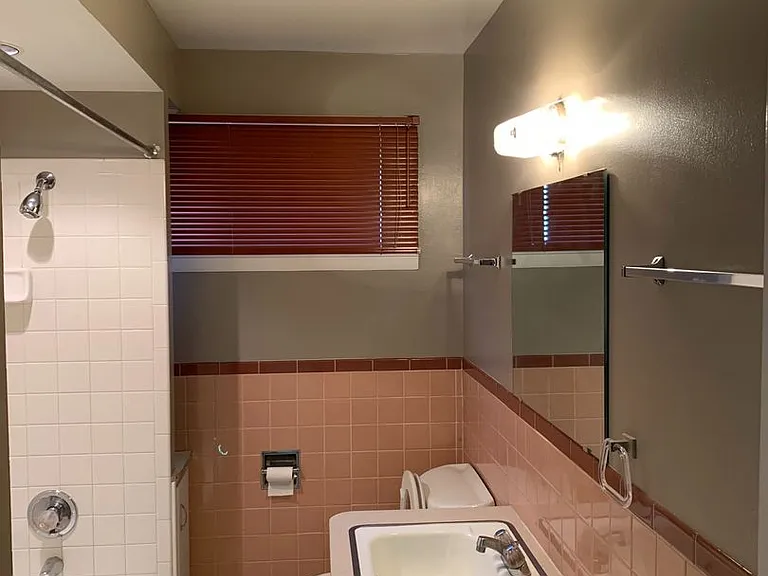 330 E Plum St — Photo 9