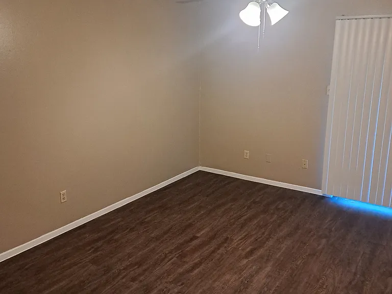 Peachtree Apartments — Photo 16