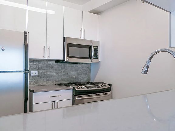 4th image of 150 E 44th St APT 31H