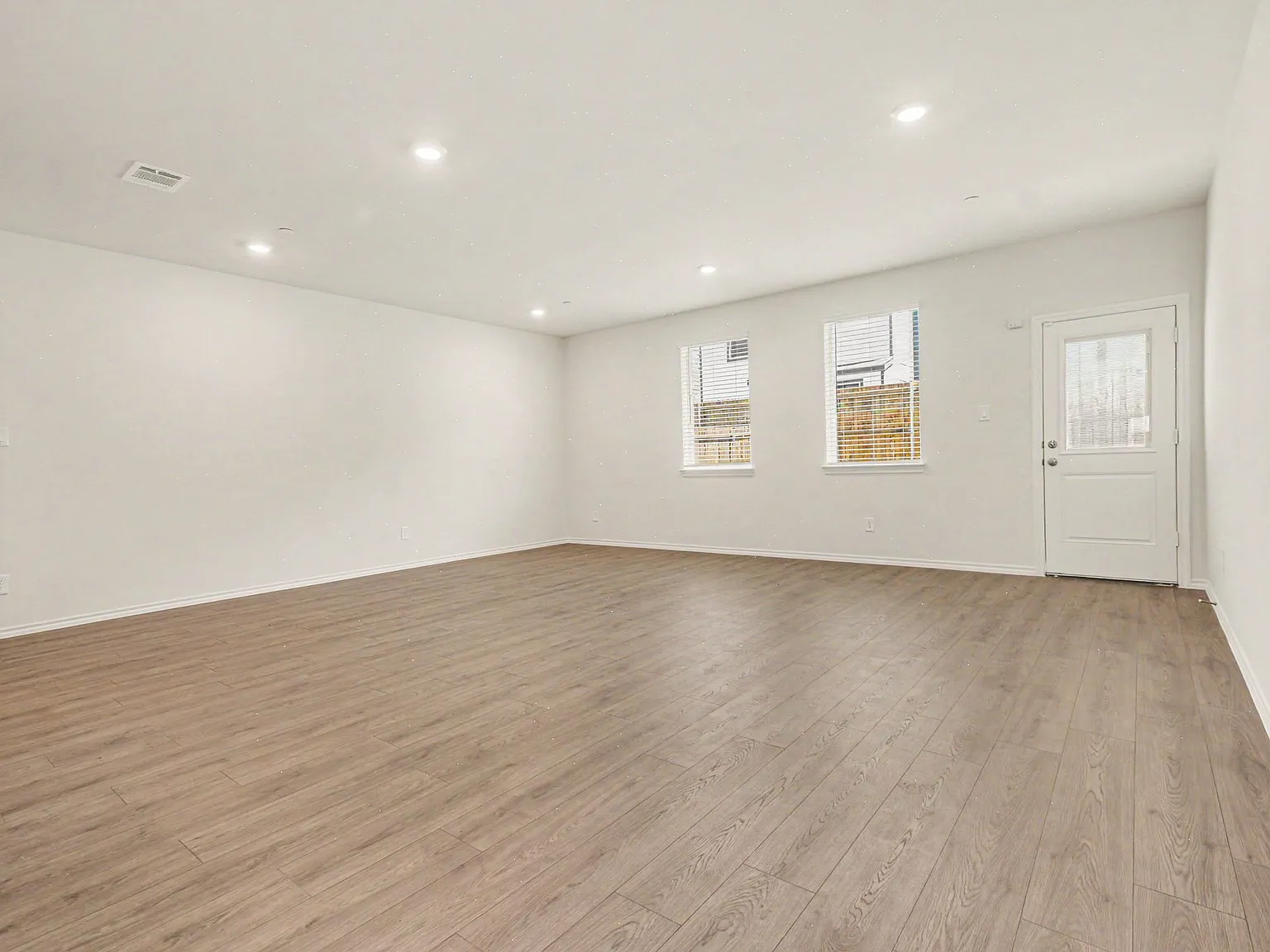 4 bed, 2054 sqft, $2,300 — Photo 4