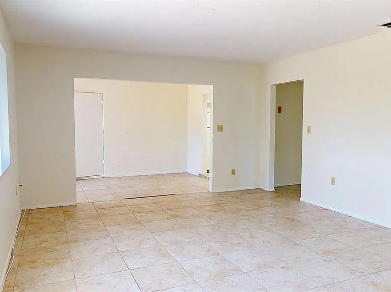 1213 Glen Oaks Dr E — Photo 18