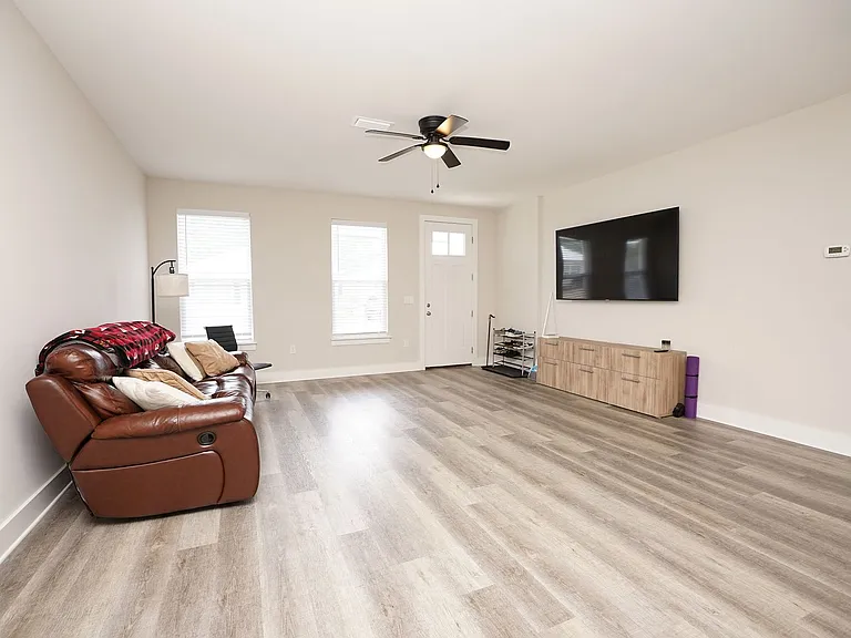 106 Penny Ln — Photo 6