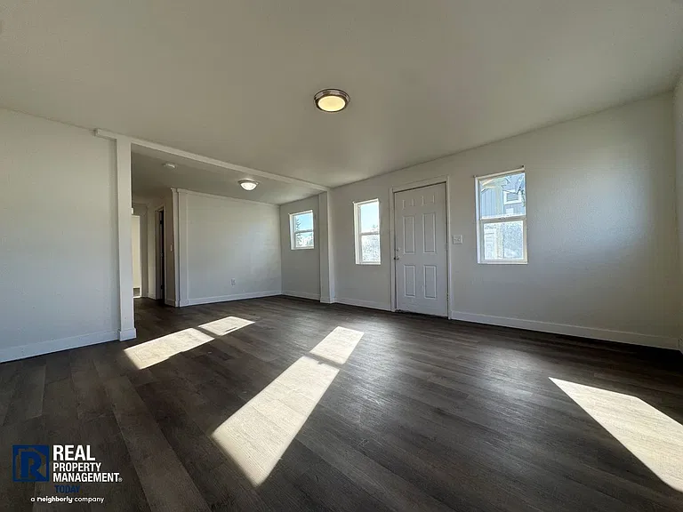 Hallassan Investments - Woo - 204-212 — Photo 12