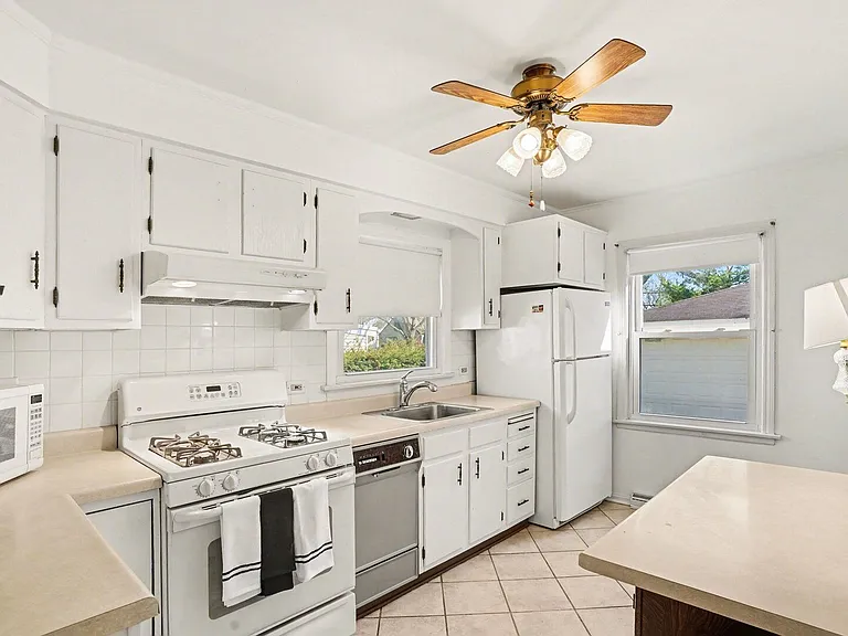 995 S Swain Ave — Photo 4