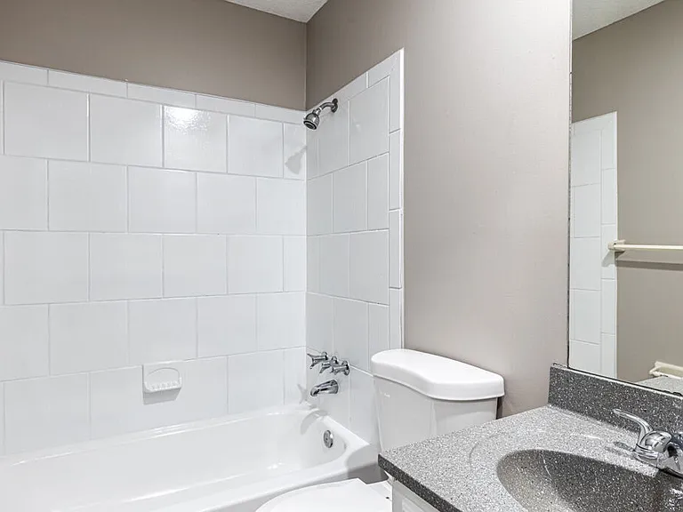 Holmesbrook Townhomes — Photo 7