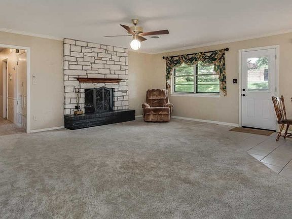 4th image of 1209 Hillcrest Dr