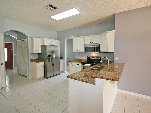 Kitchen; Appliances all stay