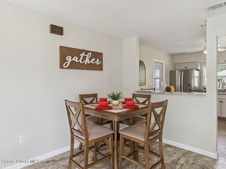 919 Quail St SE — Photo 3