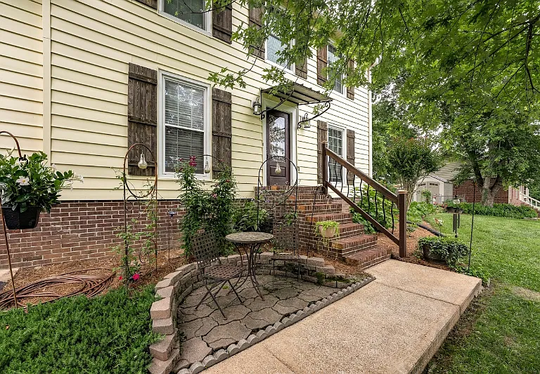 103 Rocky Dr — Photo 1