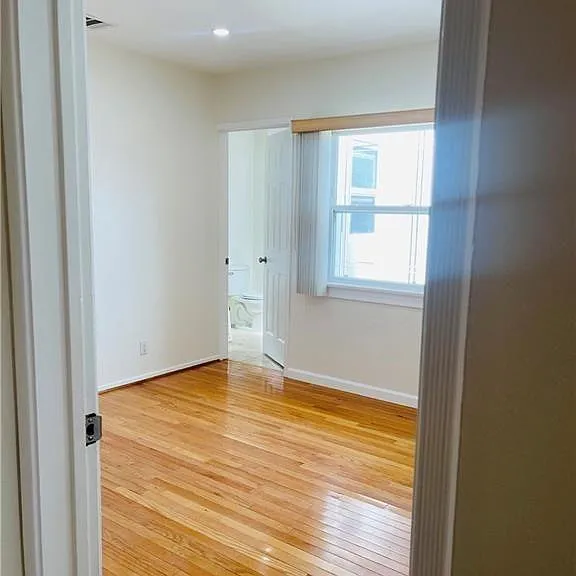 1422 Spazier Ave — Photo 9