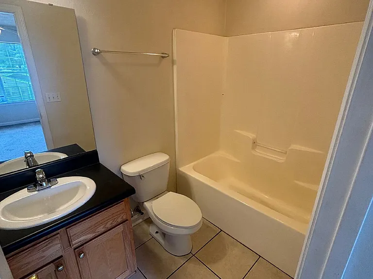 1552 Devoe St — Photo 6