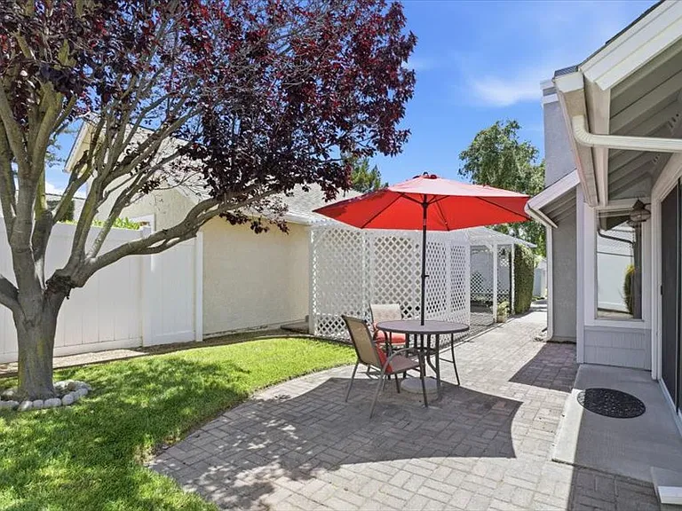 989 Bluebell Way — Photo 22