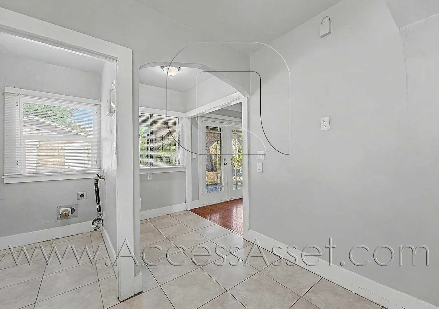 Charming 2 Bedroom Home Featuring Large Bedrooms & Open Living — Photo 4