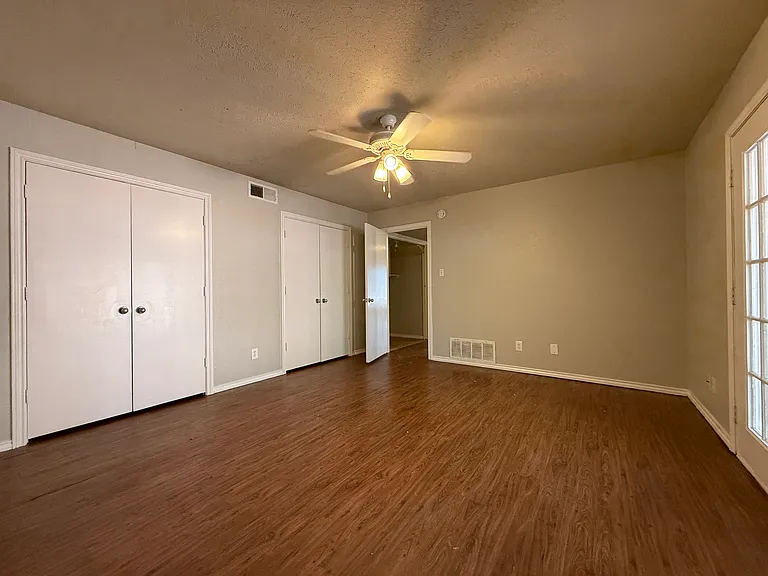 734 Londonderry Ln — Photo 7