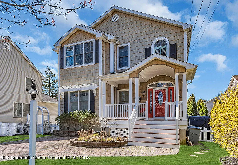 323 E Main St