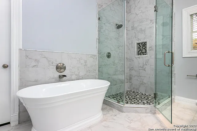 3 bed, 2.0 bath, 2259 sqft, $3,333 — Photo 3