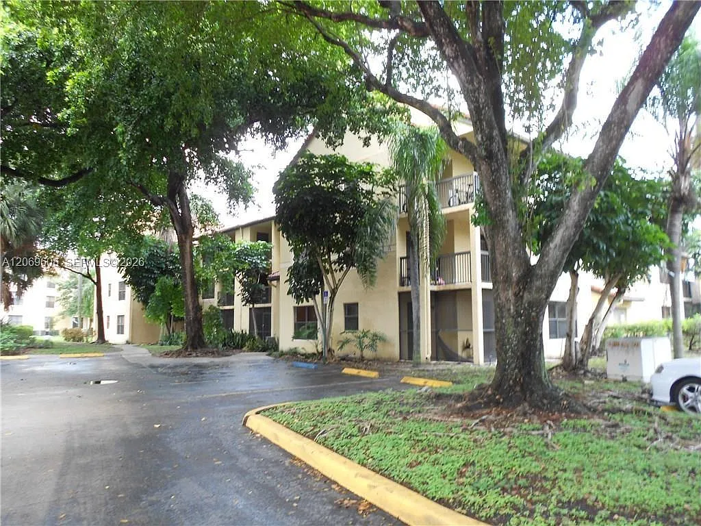Palm Aire Gardens Condo — Photo 1