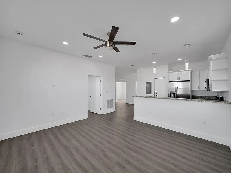 275 SW 4th St #220 — Photo 50