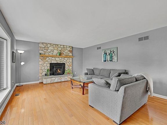 5th image of 33 Hog Hollow Rd