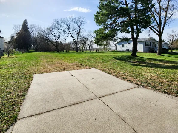 406 11th St N, Olivia, MN 56277