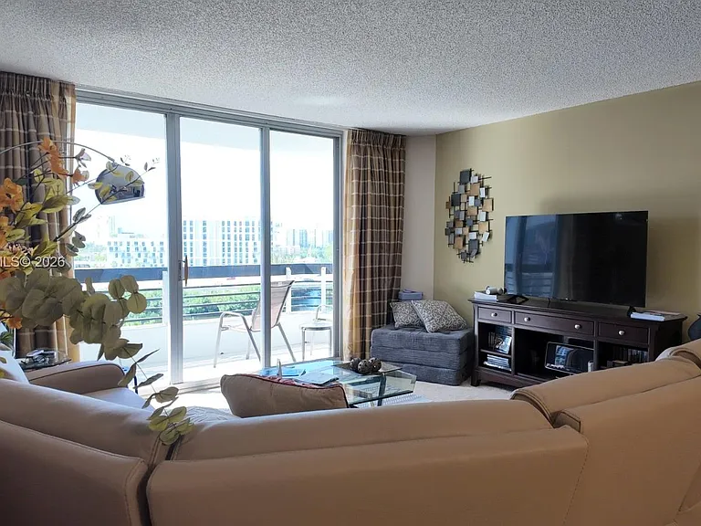 3600 Mystic Pointe Dr #1111 — Photo 5