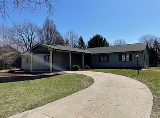 907 Barclay Ct, Champaign, IL 61821