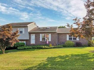 2861 Glen Hollow Dr, York, PA 17406