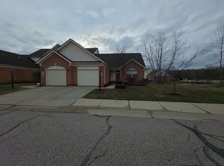 8700 Hardwood Dr, Belleville, MI
