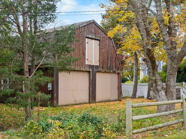 4 Captains Ln, Mattapoisett, MA 02739