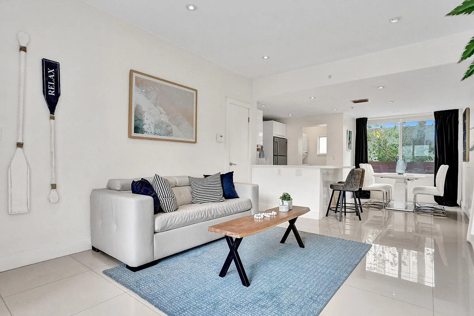 2 bed, 2.0 bath, 1001 sqft, $6,437 — Photo 4