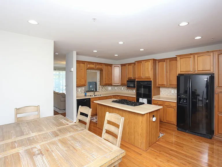 2425 Killarney Ter — Photo 7