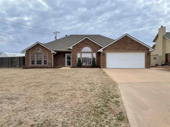 904 N Towne Cir, Altus, OK 73521