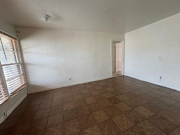 5th image of 2701 SW 52nd St