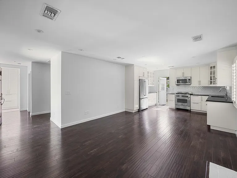 2649 Lake Ave — Photo 2