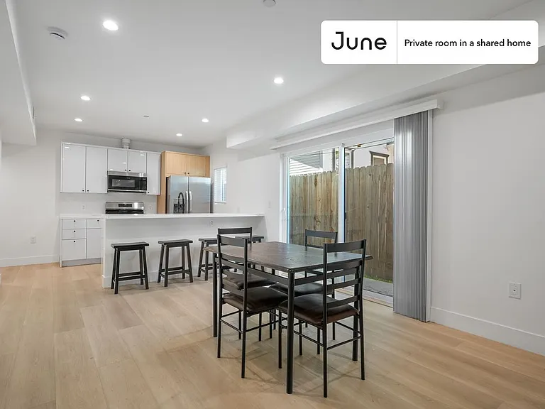 1321 N June St #B — Photo 5